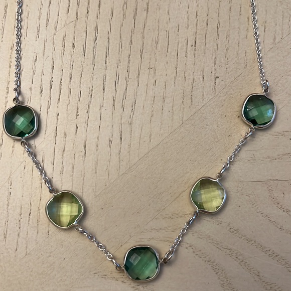 AVON SILVERTONE & GREEN NECKLACE - Picture 2 of 2